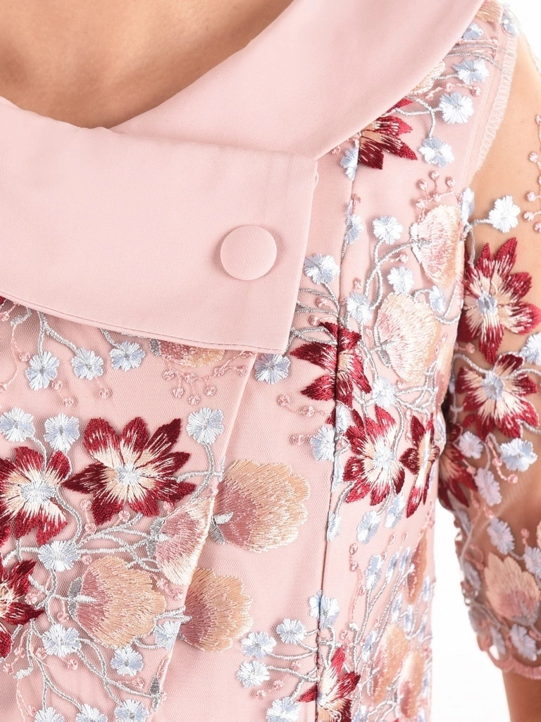 Elegancka sukienka na wesele midi w kwiaty – prosty fason z koronkowym rękawem i broszką 26418