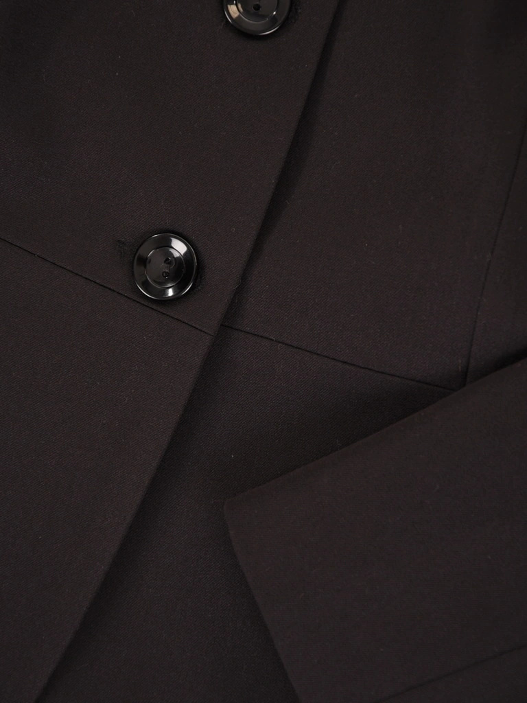 Elegancka czarna marynarka damska o prostym kroju – modelujące sylwetkę zaszewki i zapięcie na guziki 19032