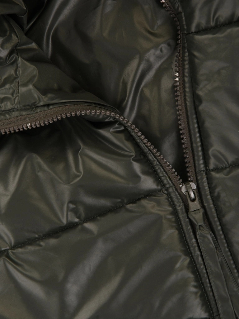 Butelkowa kurtka zimowa damska pikowana z kapturem – lekki, ciepły model z przedłużonym tyłem 40836