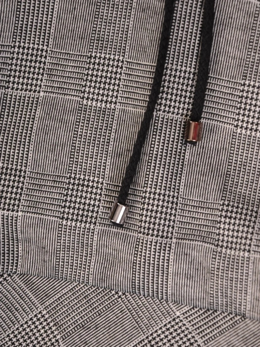Elegancka prosta sukienka midi w kratę z rękawem 3/4 – fason z baskinką wysmuklający proporcje 33924