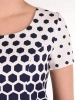 Elegancka sukienka midi w kontrastowy print o prostym kroju – wysmuklająca sylwetkę kreacja do biura 41544