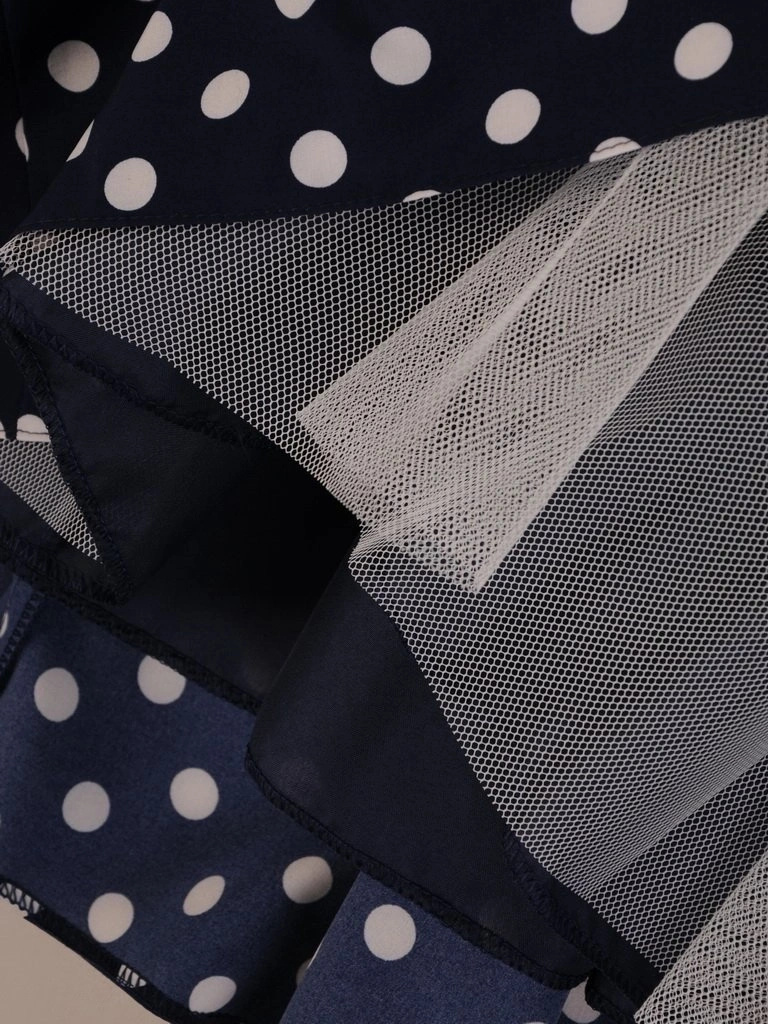 Granatowa sukienka midi w groszki – optycznie wyszczuplający, rozkloszowany fason z kokardą 26019