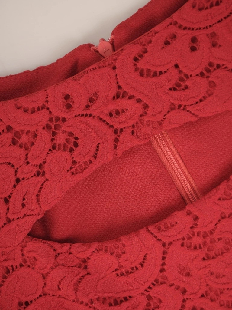 Elegancka czerwona sukienka wieczorowa na święta i przyjęcia – prosty fason z modelującą baskinką 34589