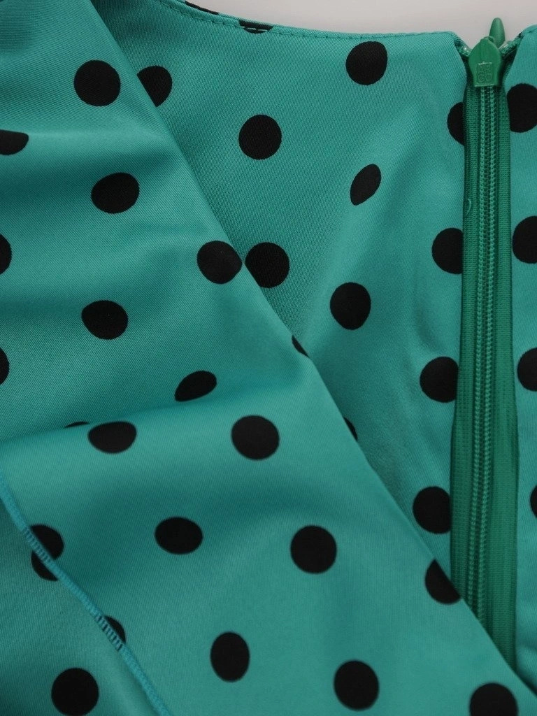 Elegancka zielona sukienka rozkloszowana w groszki – kobiecy żabot i fason optycznie wysmuklający sylwetkę 16880