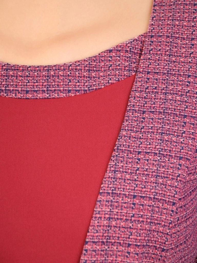 Malinowa sukienka wizytowa midi o prostym kroju – optycznie wysmuklające sylwetkę przeszycia 30699