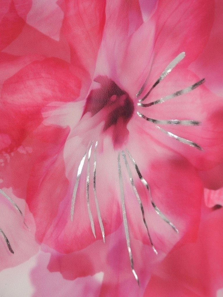 Elegancka bluzka wizytowa w kwiaty o prostym kroju – wiskozowy model tuszujący niedoskonałości 10358