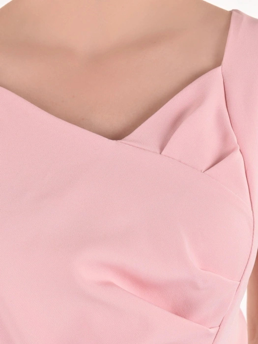Różowa sukienka rozkloszowana z paskiem i kontrafałdą – elegancki krój pięknie modelujący sylwetkę 20012