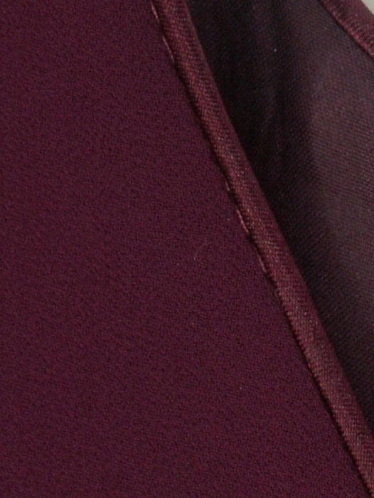 Elegancka sukienka trapezowa w kolorze śliwkowym – tuszujący fason z efektownym rękawem 23344