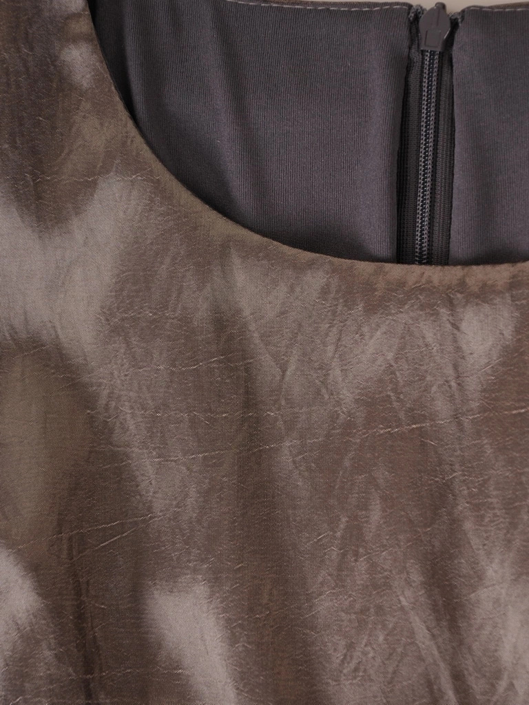 Elegancka sukienka koktajlowa oliwkowa w kwiaty – prosty fason z krótkim rękawem do kolan 36288