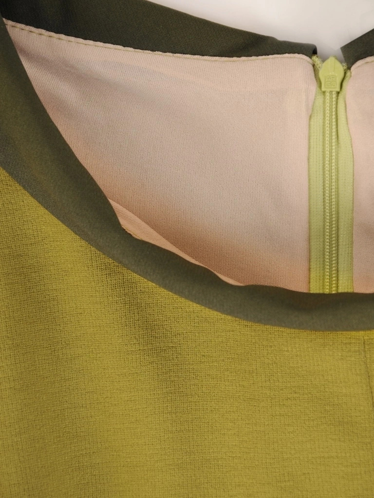 Limonkowa sukienka wizytowa trapezowa midi – kobiecy krój z elegancką kontrafałdą 34805