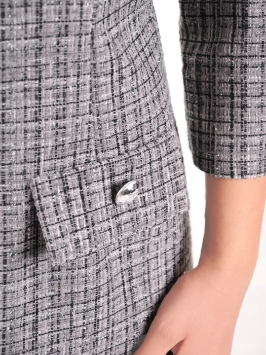 Elegancka szara sukienka w kratkę midi – prosty fason z ozdobnymi patkami i dekoltem w serek 38608
