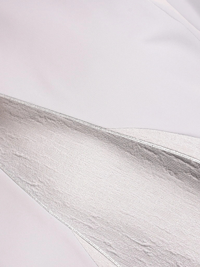 Elegancki kostium damski na wesele popielaty – wyszczuplające przeszycia i delikatny połysk 22322