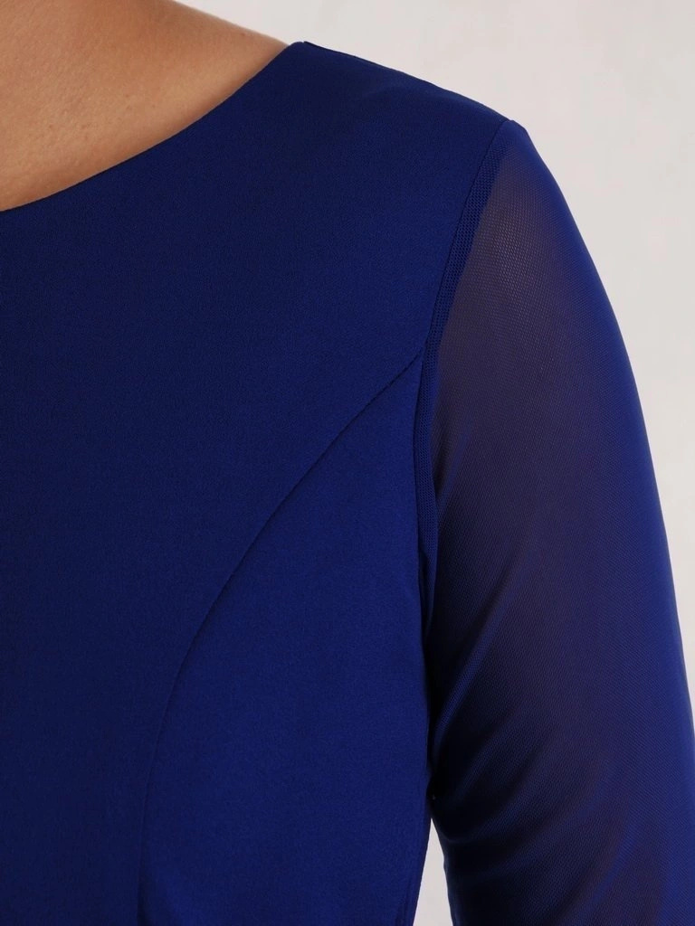Elegancka sukienka koktajlowa midi w kolorze chabrowym – prosty fason modelujący talię wiązaniem 24420