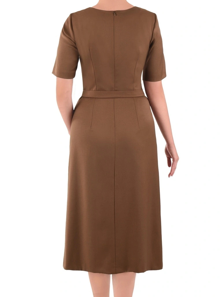 Elegancka brązowa sukienka rozkloszowana midi – kobiecy fason z paskiem modelującym figurę 40361