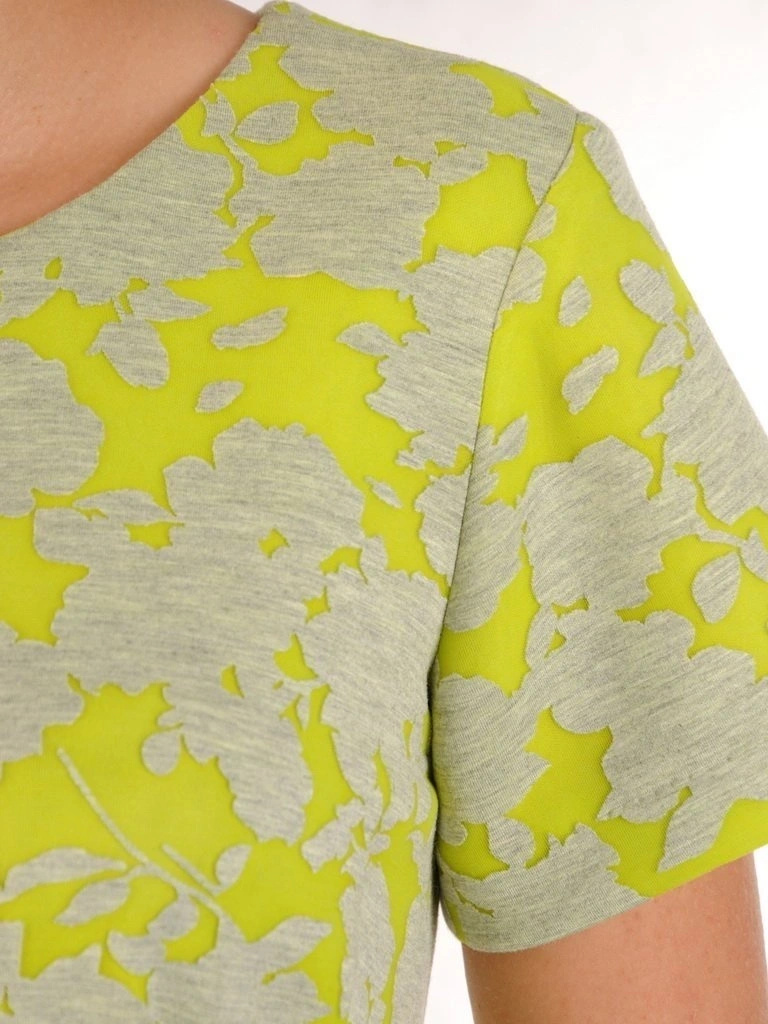 Żółta sukienka ołówkowa w kwiaty z dekoltem łódka – wyszczuplające zaszewki na lato 28617