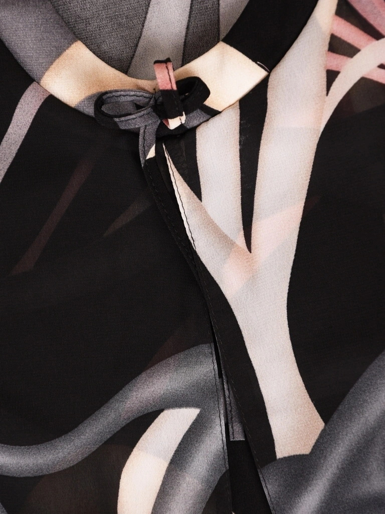 Nowoczesna czarna tunika plus size z dynamicznym printem – luźny fason z imitacją narzutki, wysmuklający sylwetkę 41087