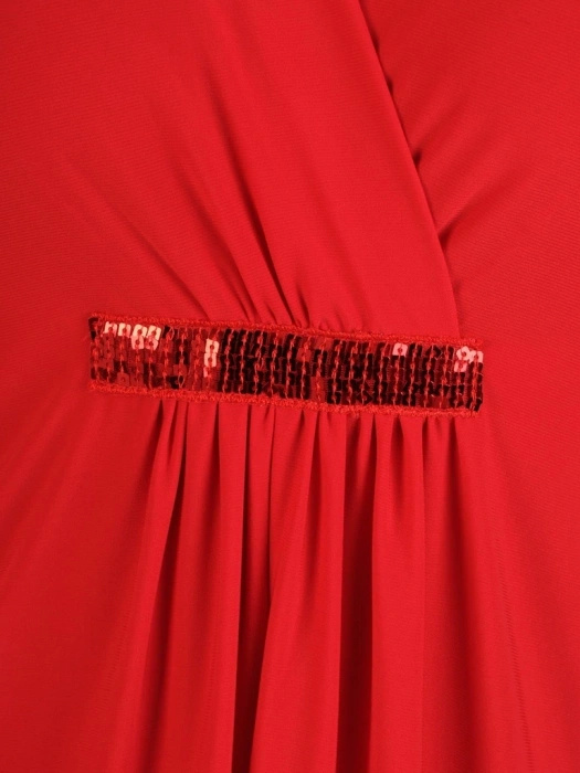 Elegancka czerwona sukienka trapezowa – kopertowy dekolt i fason tuszujący biodra 32282