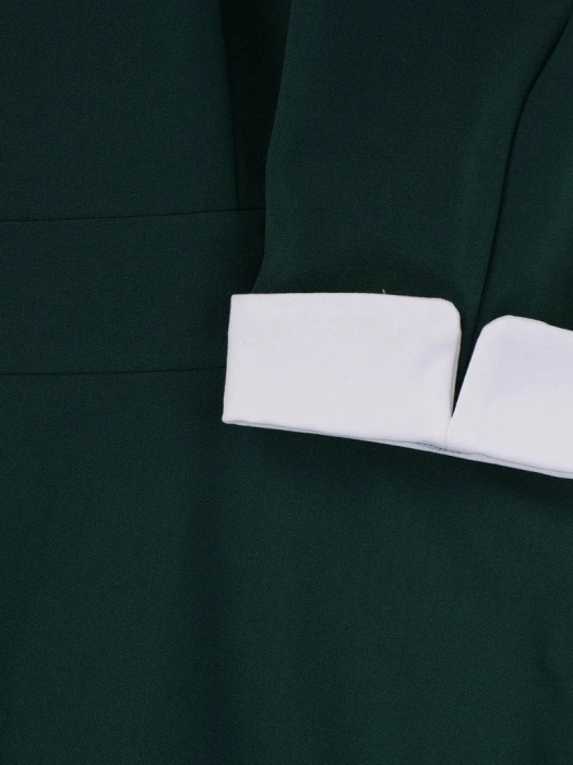 Elegancka zielona sukienka rozkloszowana midi z kołnierzykiem – fason modelujący talię z rękawem 3/4 14729