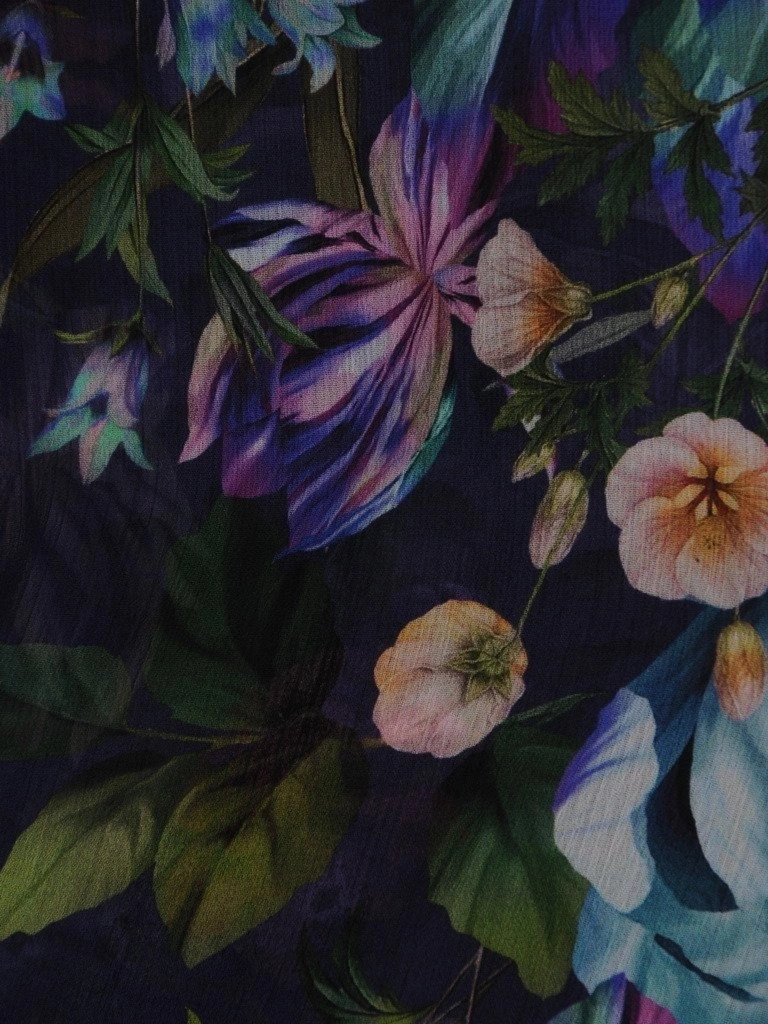 Wizytowy komplet damski na wesele granatowy – prosty krój z kwiecistą narzutką 19640