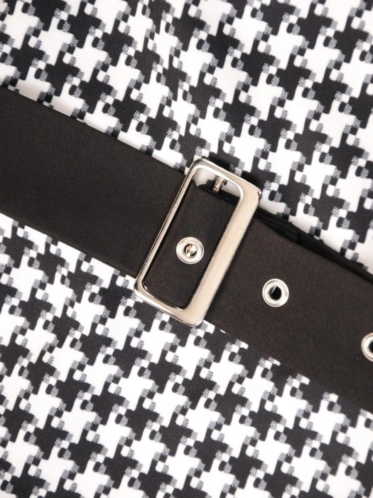 Elegancka sukienka rozkloszowana midi w pepitkę – kobiecy model z dekoltem w łódkę i paskiem 32345
