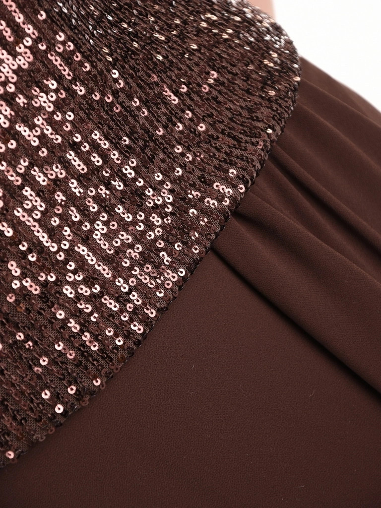 Elegancka brązowa sukienka maxi na wesele z cekinami – rozkloszowany krój z dekoltem V 41696