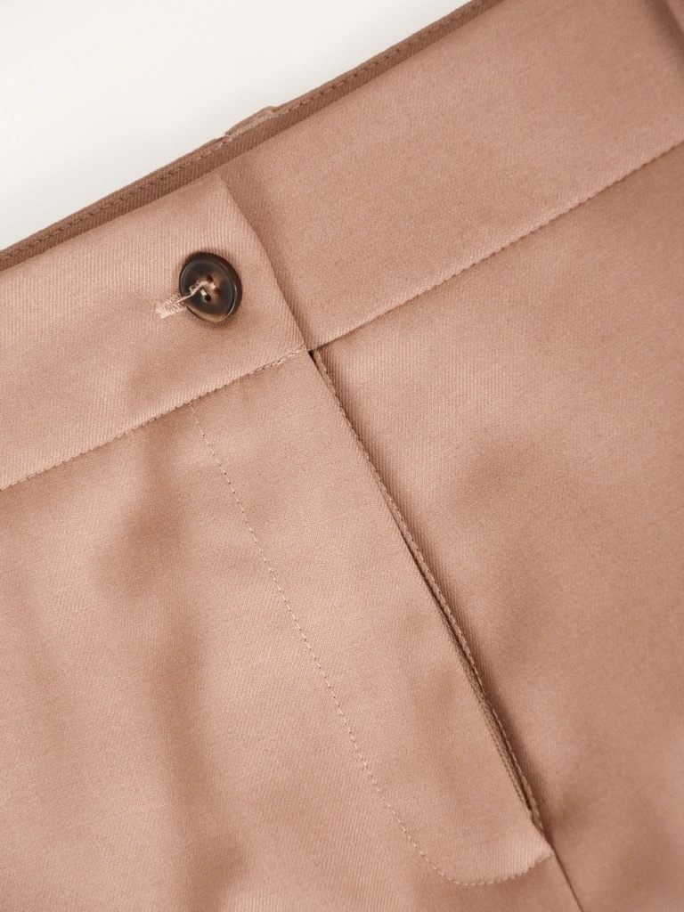 Eleganckie spodnie damskie camel o prostym kroju – wygodny fason z kieszeniami wysmuklający nogi 41446