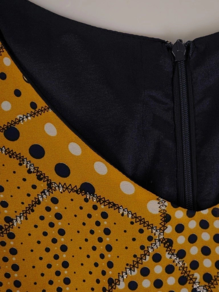 Granatowa sukienka wizytowa w grochy – kobiecy prosty krój z baskinką modelującą talię 25335