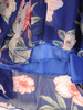 Luźna sukienka z szyfonu, kreacja z ozdobnym wiązaniem na dekolcie 33326