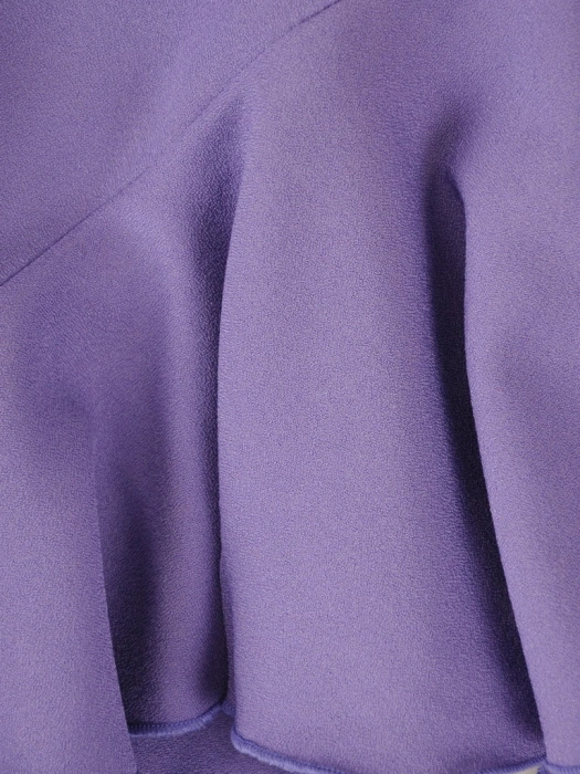 Elegancki komplet damski ze spodniami fioletowy – proste nogawki i asymetryczna linia z paskiem 38004