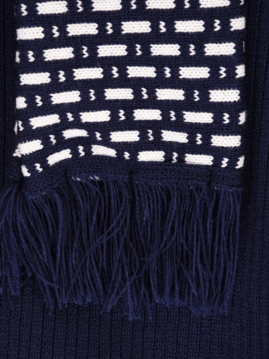 Granatowy sweter damski o luźnym kroju – efektowny dekolt z szalem i ozdobnym zapięciem 42163