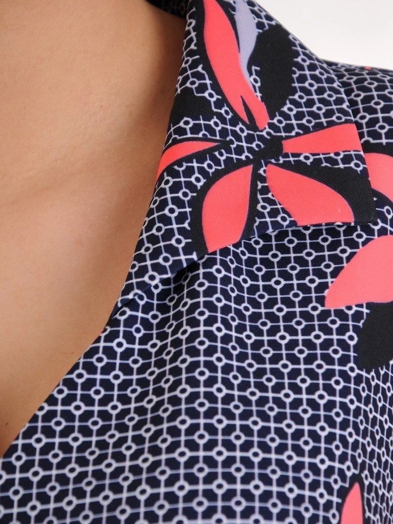 Elegancka ciemna sukienka ołówkowa midi z baskinką i guzikami – modelujące odcięcie podkreślające talię 19650