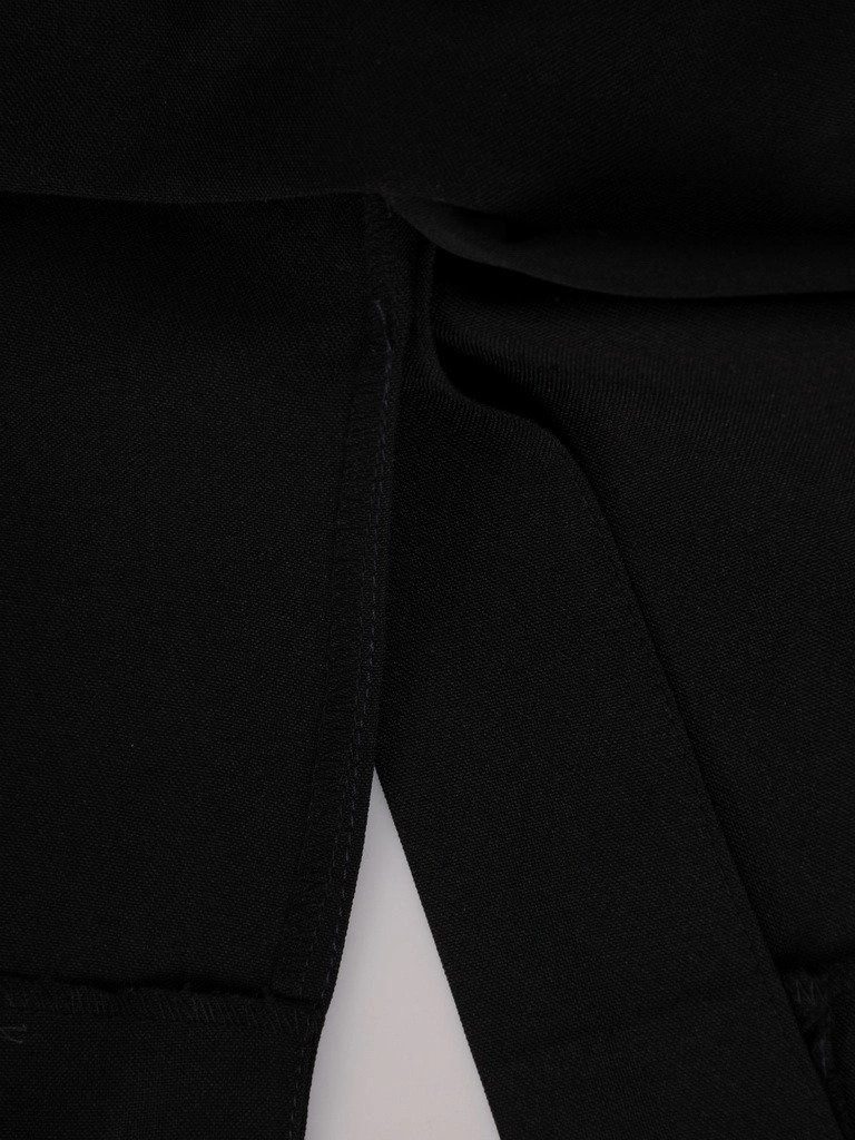 Elegancka sukienka ołówkowa w czerni i bieli – modelujący krój z baskinką i guzikami 19910