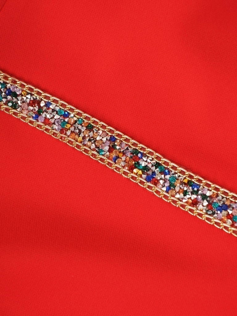 Elegancka czerwona sukienka midi na święta i andrzejki – prosty fason ze zmysłowym wycięciem na plecach 30460