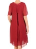 Bordowa dwuwarstwowa sukienka midi na wesele – asymetryczny fason z ozdobną lamówką i krótkim rękawem 30698