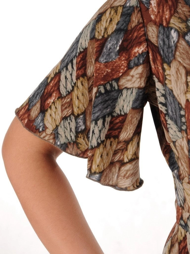 Elegancka sukienka wizytowa midi w modny print – prosty fason wysmuklający sylwetkę 20542