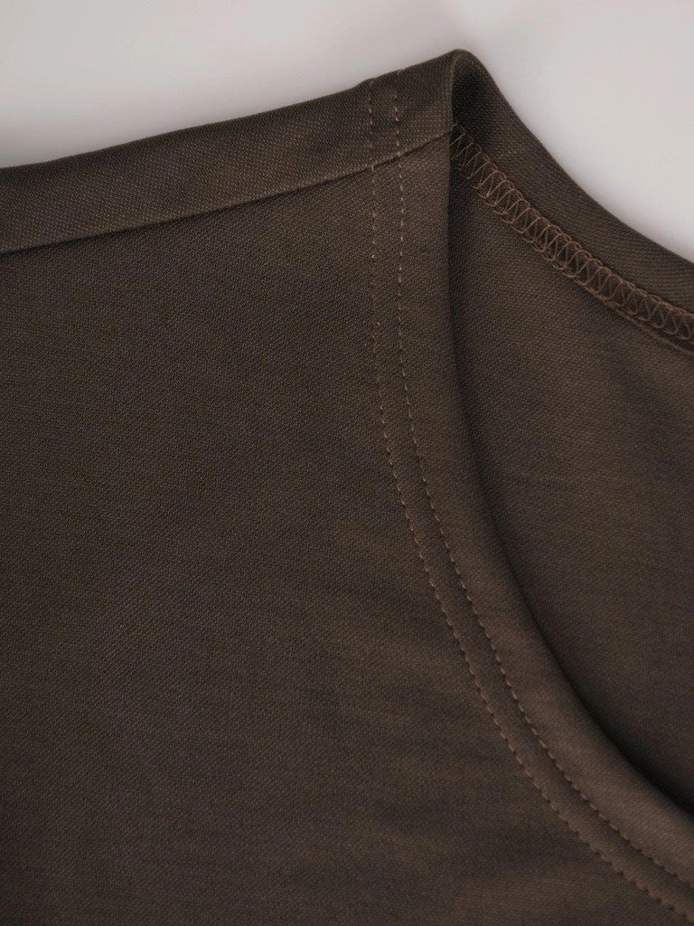 Elegancka bluzka damska khaki z krótkim rękawem – prosty fason z ozdobną kieszonką 11843