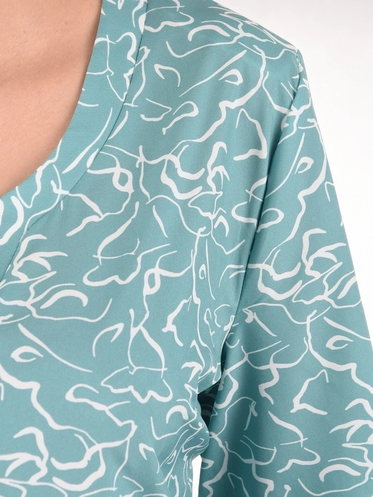 Miętowa bluzka plus size w abstrakcyjny wzór – prosty fason wysmuklający linię szyi, idealna na lato 41947