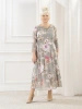 Zwiewna szara sukienka maxi w kwiaty z paskiem – rozkloszowany fason z dekoltem łódka akcentujący talię 35985