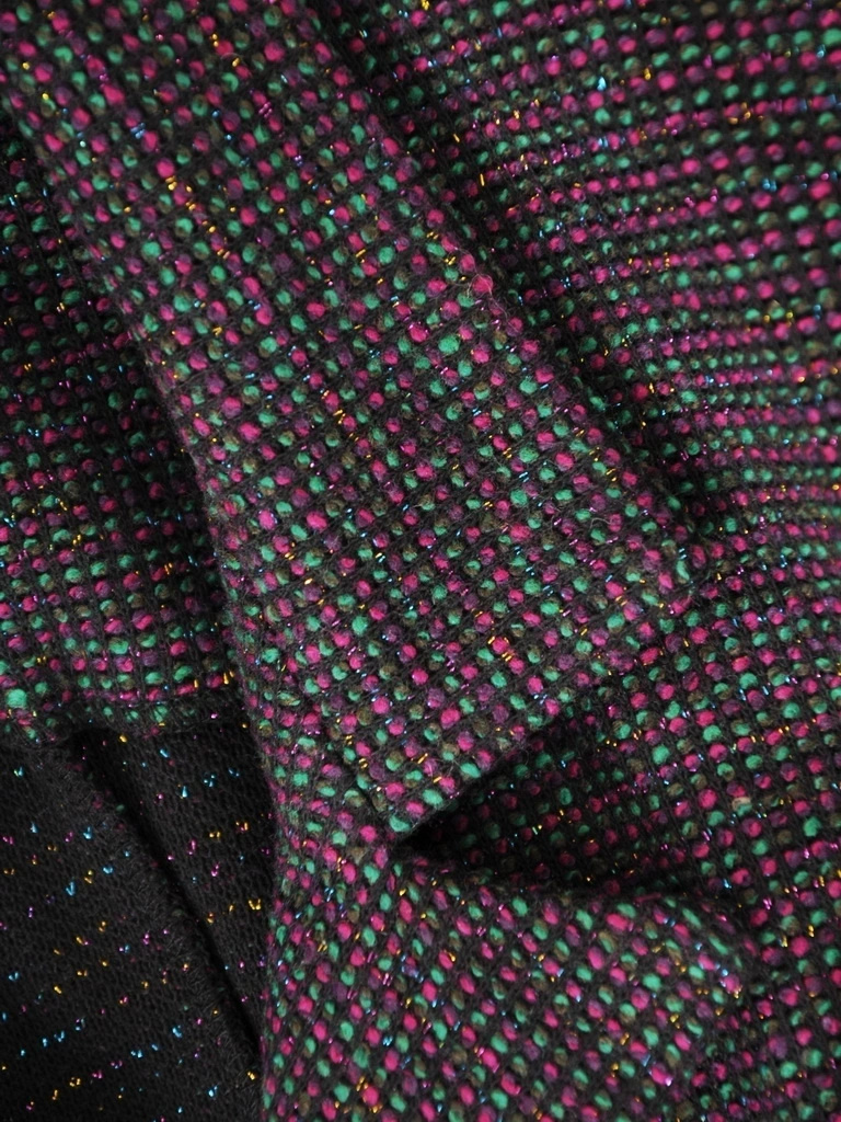 Elegancka sukienka o kroju żakietowym z kołnierzykiem – optycznie wyszczuplające przeszycia i guziki 37092