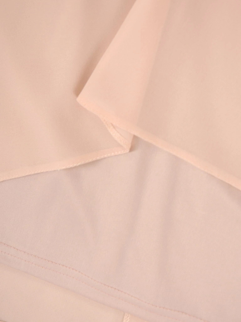 Beżowa sukienka wizytowa z rękawami kimono – prosty fason z błyszczącym akcentem 37784