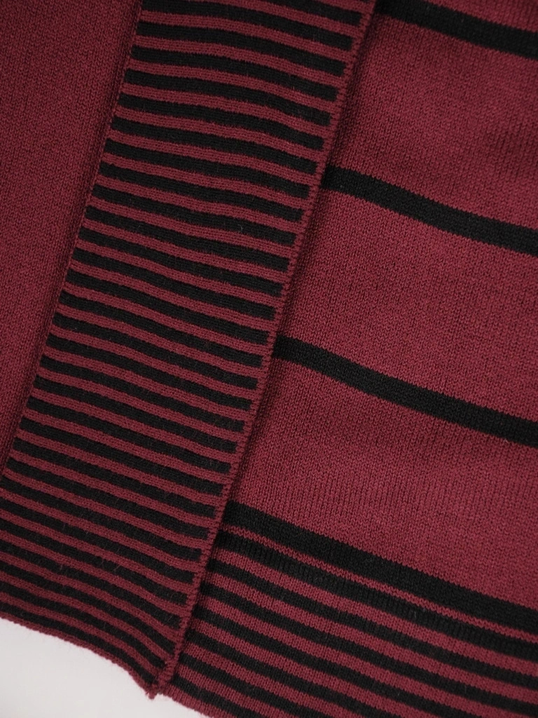 Bordowo-czarny sweter damski w paski o prostym kroju – warstwowy model wysmuklający sylwetkę 38964