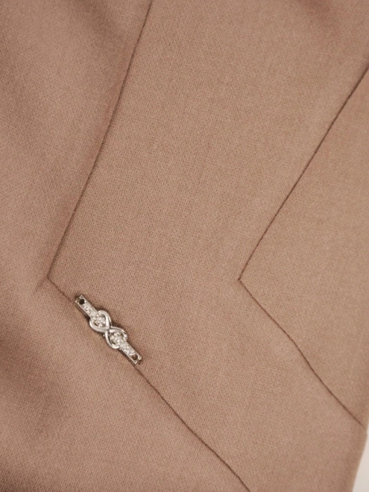 Elegancka beżowa sukienka midi o prostym fasonie – modelujące sylwetkę cięcia z ozdobnym dekoltem 37322