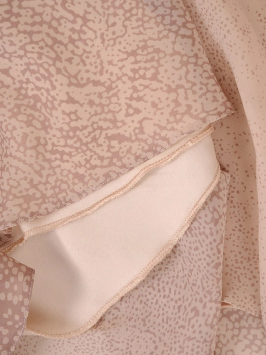 Prosta sukienka maxi w kolorze cappuccino – lekki fason z ozdobnym kwiatem na lato 39582