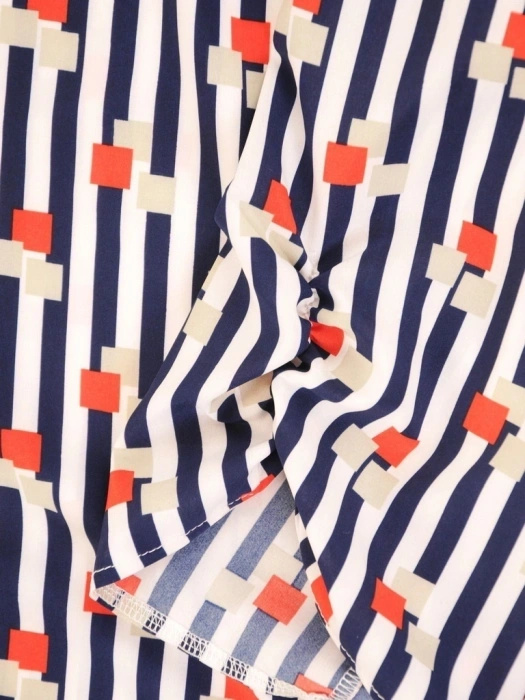 Wizytowa bluzka damska trapezowa w elegancki wzór – kobiecy krój z ozdobnymi guzikami 34775