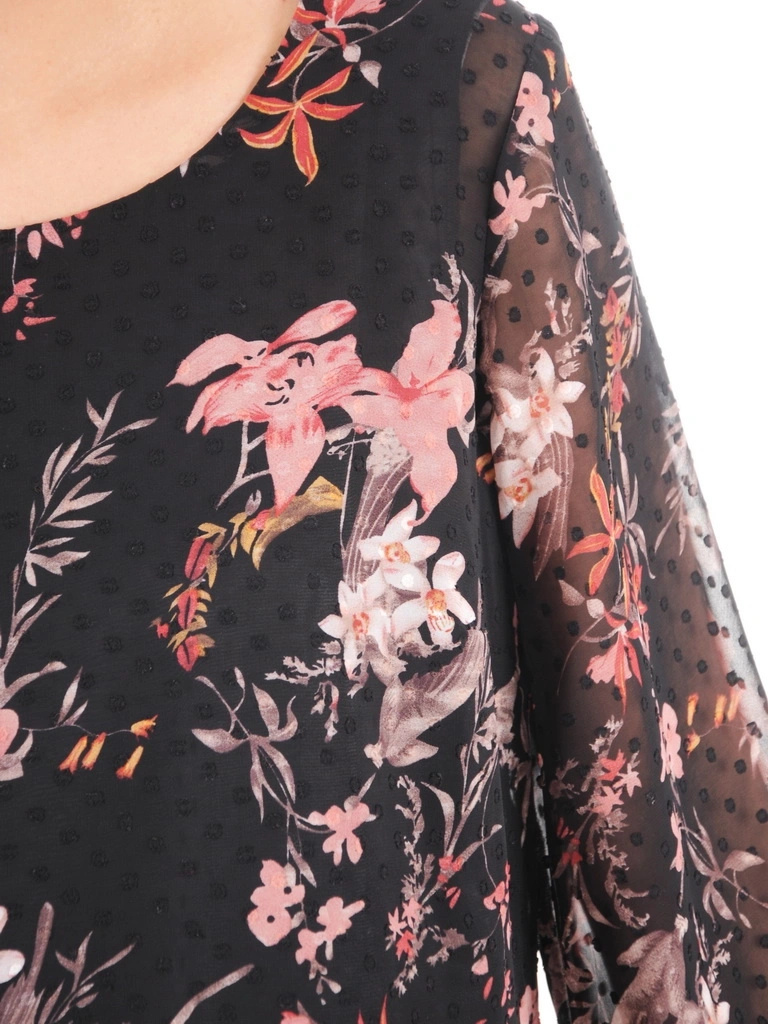 Czarna sukienka plus size w kwiaty – wyszczuplający fason midi z falbanami i rękawem 3/4 29049