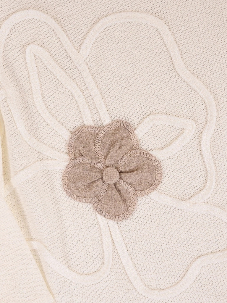 Elegancki beżowy sweter damski w kwiaty – swobodny prosty fason z bocznymi rozcięciami 40827
