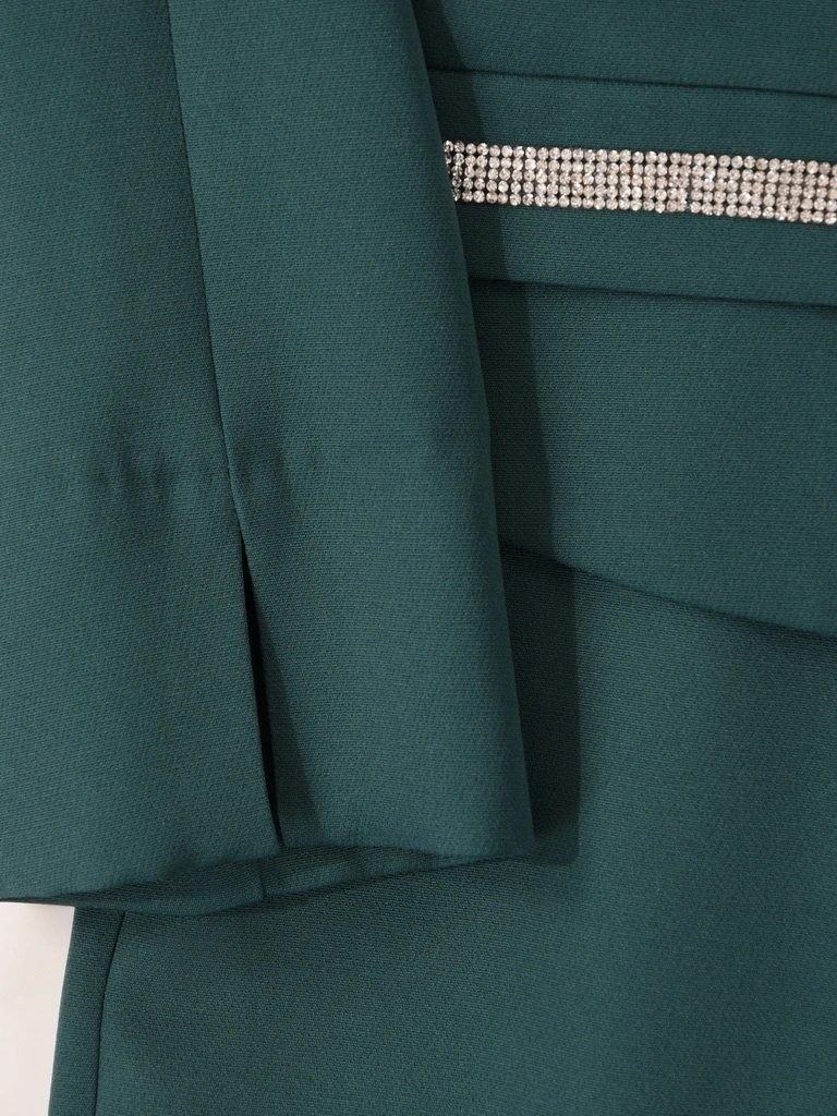 Butelkowozielona sukienka midi na wesele z dekoltem serek – prosty fason z baskinką i cyrkoniami akcentujący talię 40662