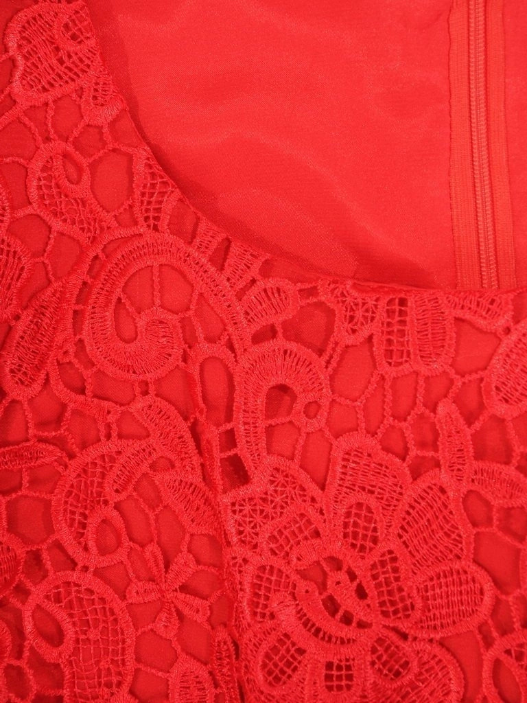 Elegancka sukienka rozkloszowana czerwona na święta i wesele – kobiecy krój midi akcentujący talię 30211