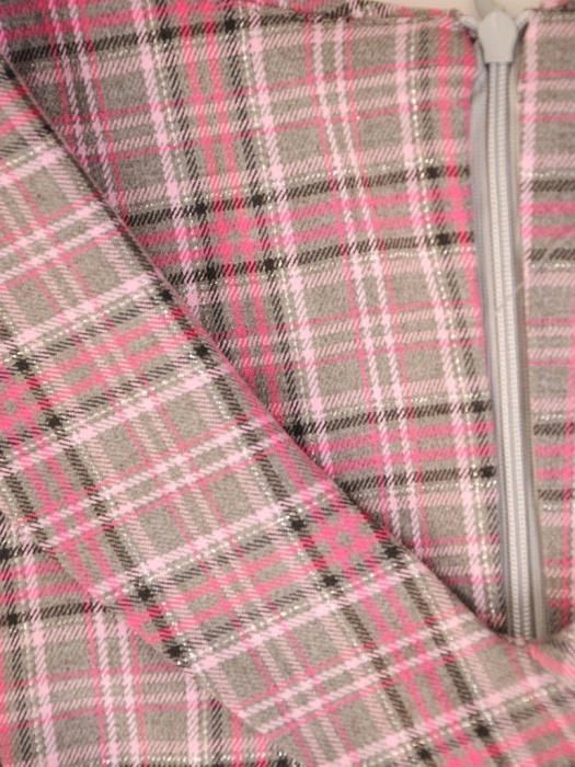 Elegancka szara sukienka biurowa w kratkę midi – fason syrenka z ozdobną falbaną i guzikami 35032