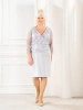Elegancka szara sukienka na wesele midi – prosty fason z baskinką podkreślającą talię 19739